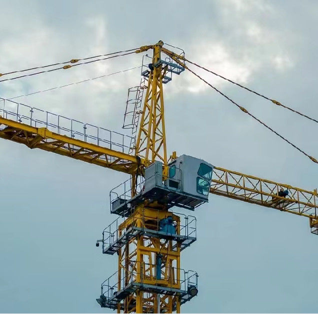 SINOCORP 8Ton Building Tower Crane 60m Boom Chassis Type / Low-Consumption Tower Crane With Anchor Frame (Granas de torre de edifícios de 8 toneladas)
