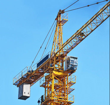 SINOCORP 8Ton Building Tower Crane 60m Boom Chassis Type / Low-Consumption Tower Crane With Anchor Frame (Granas de torre de edifícios de 8 toneladas)