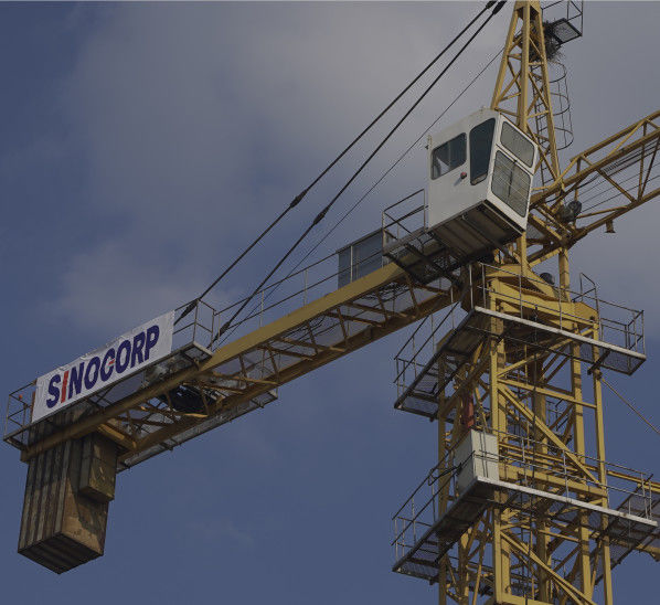 SINOCORP 8Ton Building Tower Crane 60m Boom Chassis Type / Low-Consumption Tower Crane With Anchor Frame (Granas de torre de edifícios de 8 toneladas)